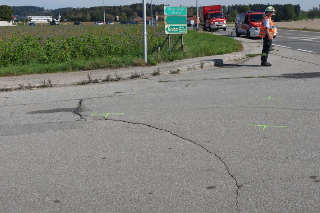 Drei Verletzte bei schwerem Crash zwischen zwei PKW auf Gmundener Stra�e in Laakirchen