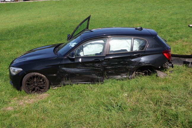Drei Verletzte bei schwerem Crash zwischen zwei PKW auf Gmundener Stra�e in Laakirchen