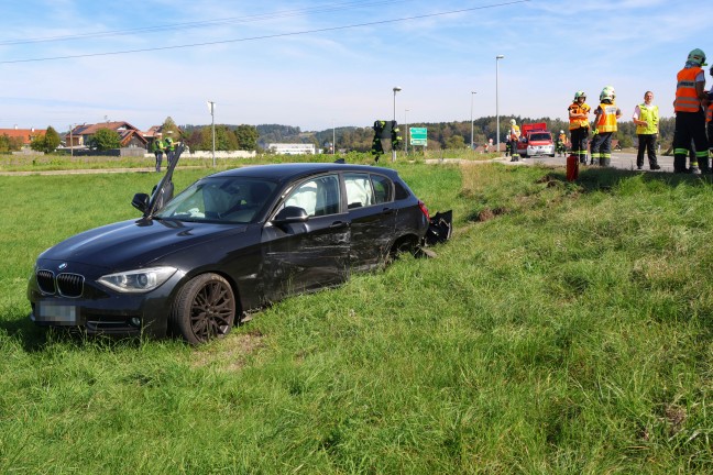 Drei Verletzte bei schwerem Crash zwischen zwei PKW auf Gmundener Stra�e in Laakirchen