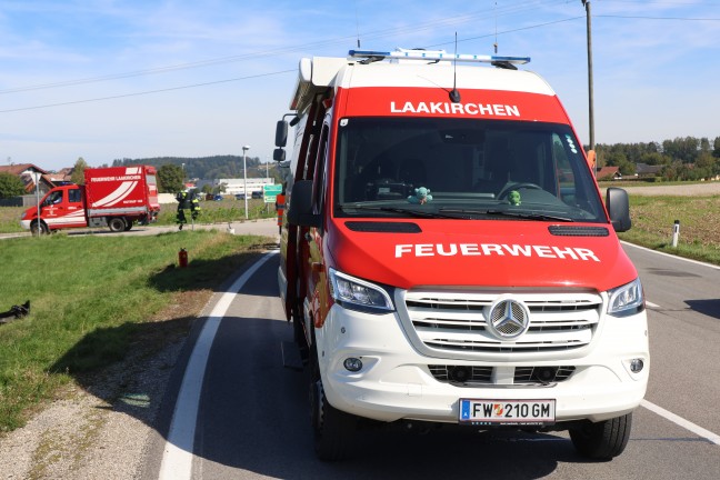 Drei Verletzte bei schwerem Crash zwischen zwei PKW auf Gmundener Stra�e in Laakirchen