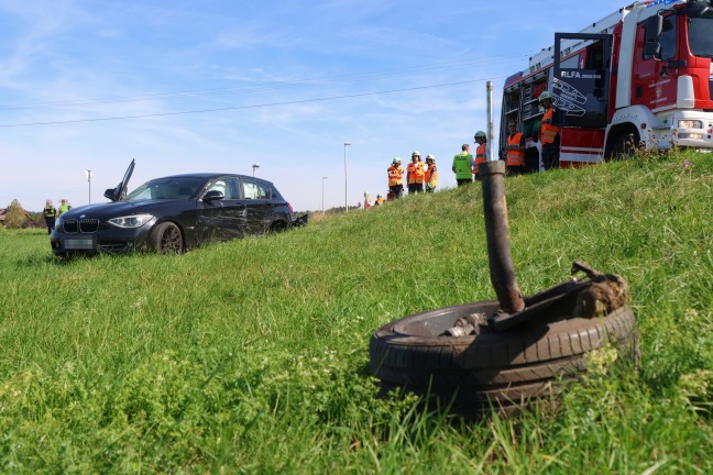 Drei Verletzte bei schwerem Crash zwischen zwei PKW auf Gmundener Stra�e in Laakirchen