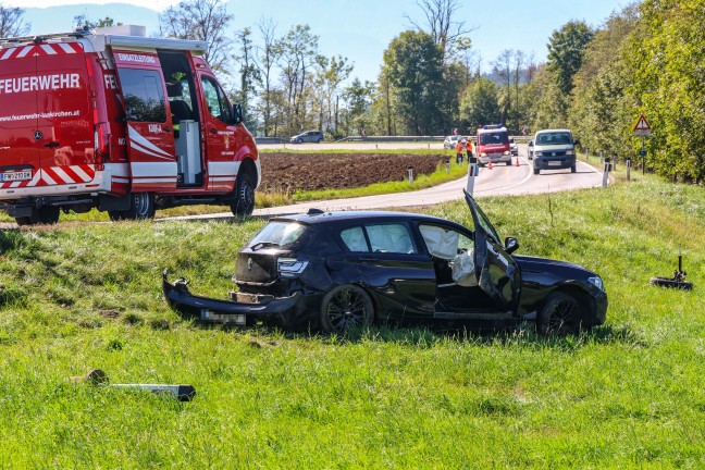 Drei Verletzte bei schwerem Crash zwischen zwei PKW auf Gmundener Stra�e in Laakirchen