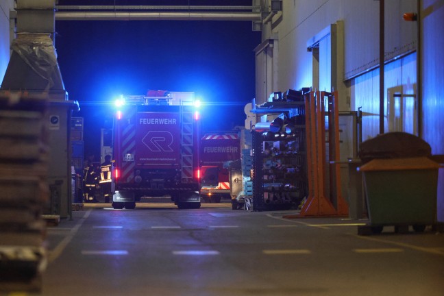 Einsatzkr�fte der Feuerwehr bei Brand bei einem Industriebetrieb in Laakirchen im Einsatz