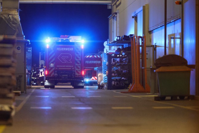 Einsatzkr�fte der Feuerwehr bei Brand bei einem Industriebetrieb in Laakirchen im Einsatz