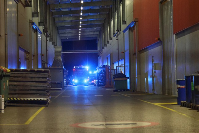 Einsatzkr�fte der Feuerwehr bei Brand bei einem Industriebetrieb in Laakirchen im Einsatz