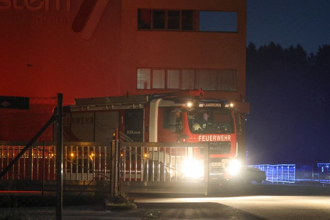 Einsatzkr�fte der Feuerwehr bei Brand bei einem Industriebetrieb in Laakirchen im Einsatz