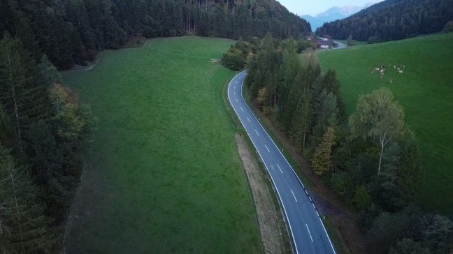 T�dlicher Verkehrsunfall: Motorradfahrer (91) auf Pyhrnpass Stra�e bei St. Pankraz schwer gest�rzt