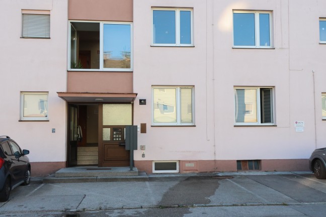 Zimmerbrand: Zwei Feuerwehren bei Brand in einem Mehrparteienwohnhaus in Traun im Einsatz