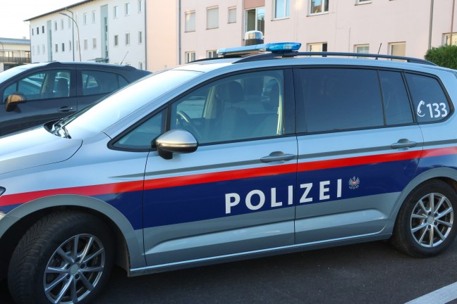 Zimmerbrand: Zwei Feuerwehren bei Brand in einem Mehrparteienwohnhaus in Traun im Einsatz