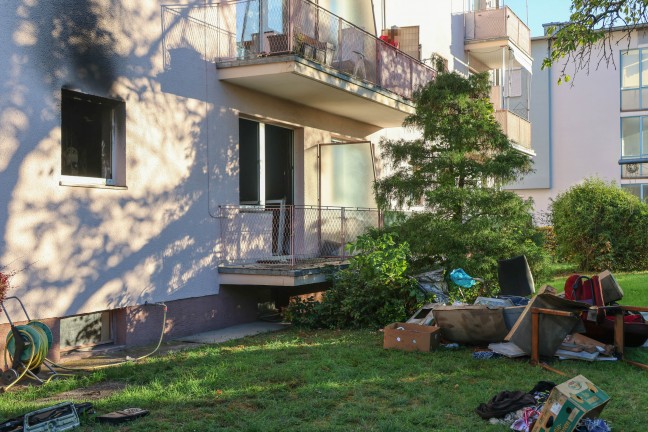 Zimmerbrand: Zwei Feuerwehren bei Brand in einem Mehrparteienwohnhaus in Traun im Einsatz