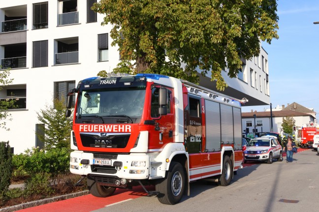 Gr��erer Einsatz bei gemeldetem Brand in einem Wohn- und Gesch�ftsgeb�ude in Traun