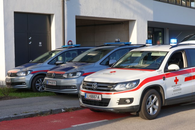 Gr��erer Einsatz bei gemeldetem Brand in einem Wohn- und Gesch�ftsgeb�ude in Traun