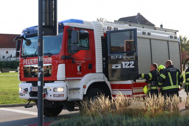 Gr��erer Einsatz bei gemeldetem Brand in einem Wohn- und Gesch�ftsgeb�ude in Traun