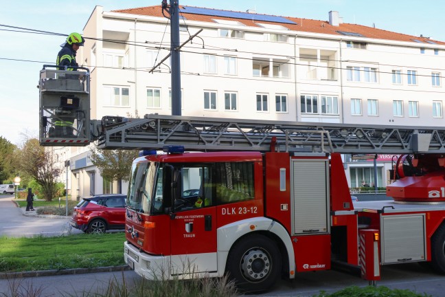 Gr��erer Einsatz bei gemeldetem Brand in einem Wohn- und Gesch�ftsgeb�ude in Traun