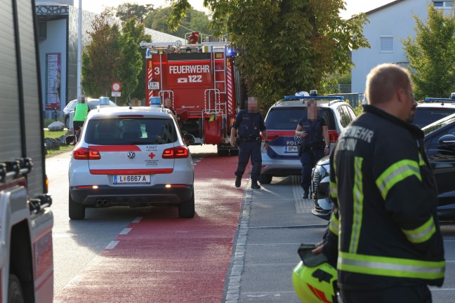 Gr��erer Einsatz bei gemeldetem Brand in einem Wohn- und Gesch�ftsgeb�ude in Traun