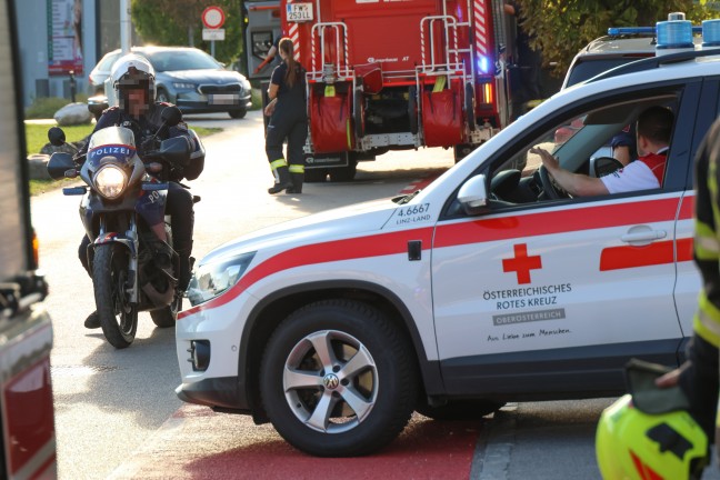 Gr��erer Einsatz bei gemeldetem Brand in einem Wohn- und Gesch�ftsgeb�ude in Traun