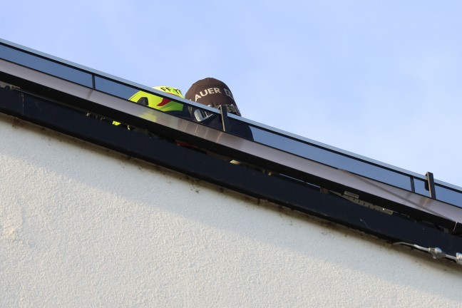 Gr��erer Einsatz bei gemeldetem Brand in einem Wohn- und Gesch�ftsgeb�ude in Traun