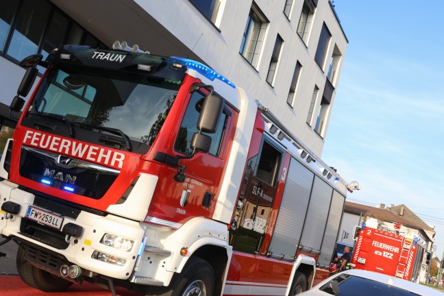 Gr��erer Einsatz bei gemeldetem Brand in einem Wohn- und Gesch�ftsgeb�ude in Traun