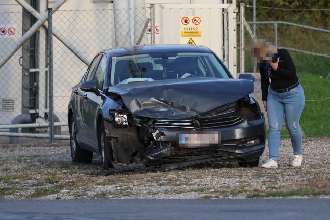 Aufr�umarbeiten durch Feuerwehr: Kreuzungscrash zwischen zwei PKW in Sattledt endet glimpflich