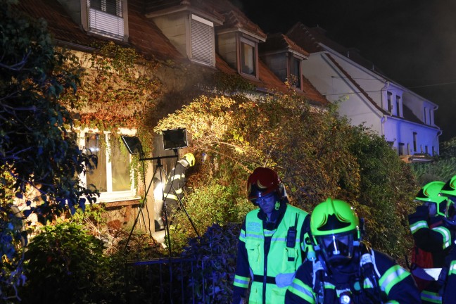 Dramatische Rettungsaktion bei n�chtlichem Zimmerbrand in einem Wohngeb�ude in Pasching