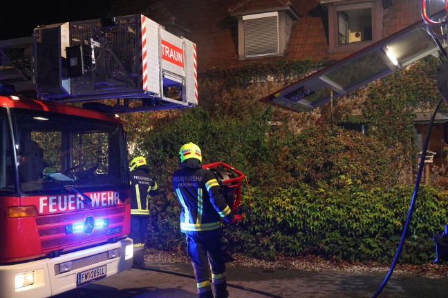 Dramatische Rettungsaktion bei n�chtlichem Zimmerbrand in einem Wohngeb�ude in Pasching