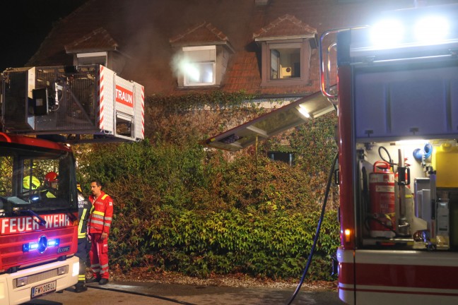 Dramatische Rettungsaktion bei n�chtlichem Zimmerbrand in einem Wohngeb�ude in Pasching