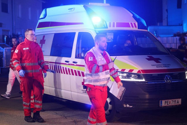Dramatische Rettungsaktion bei n�chtlichem Zimmerbrand in einem Wohngeb�ude in Pasching