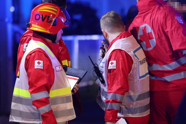 Dramatische Rettungsaktion bei n�chtlichem Zimmerbrand in einem Wohngeb�ude in Pasching