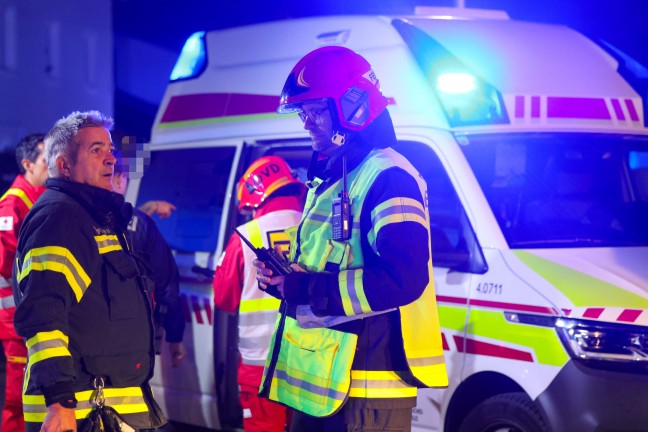 Dramatische Rettungsaktion bei n�chtlichem Zimmerbrand in einem Wohngeb�ude in Pasching