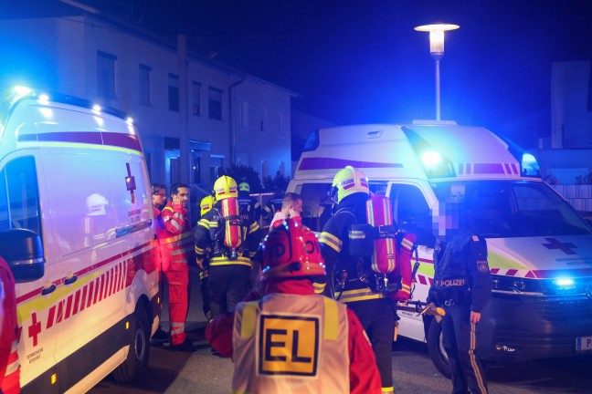 Dramatische Rettungsaktion bei n�chtlichem Zimmerbrand in einem Wohngeb�ude in Pasching