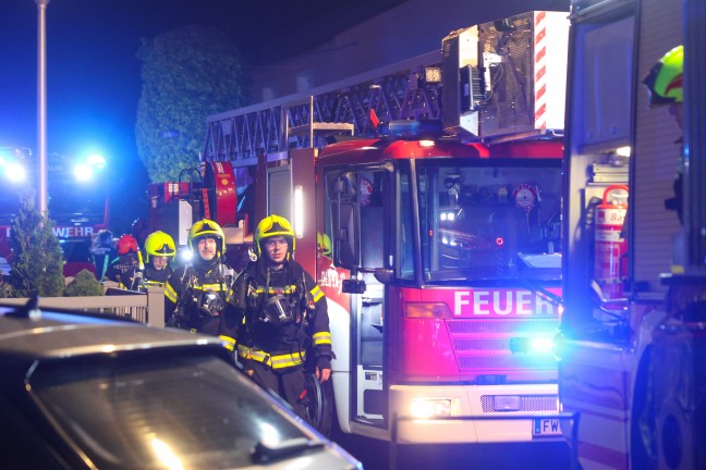 Dramatische Rettungsaktion bei n�chtlichem Zimmerbrand in einem Wohngeb�ude in Pasching