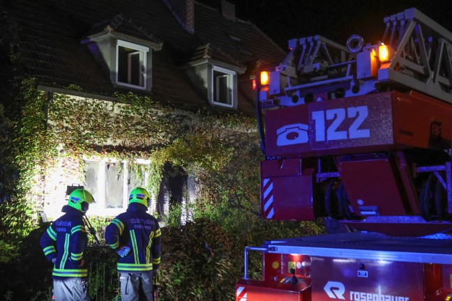 Dramatische Rettungsaktion bei n�chtlichem Zimmerbrand in einem Wohngeb�ude in Pasching