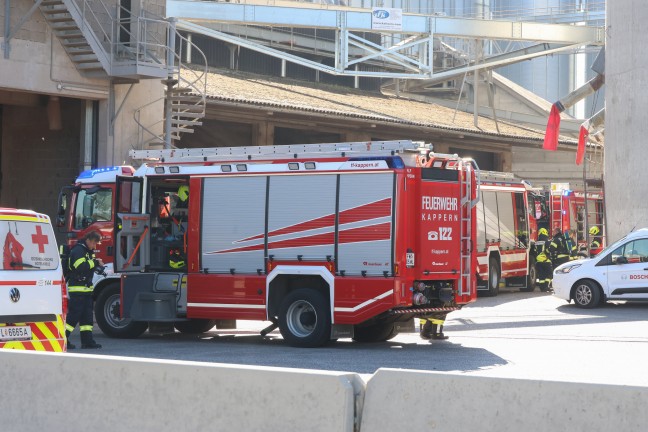 Silobrand: F�nf Feuerwehren bei Brand bei einem Unternehmen in H�rsching im Einsatz