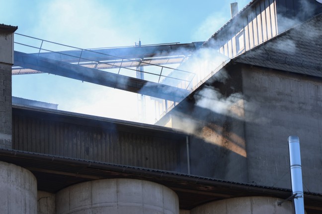 Silobrand: F�nf Feuerwehren bei Brand bei einem Unternehmen in H�rsching im Einsatz