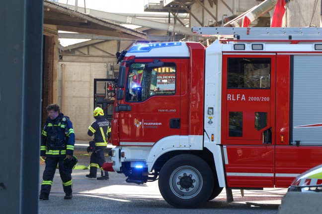 Silobrand: F�nf Feuerwehren bei Brand bei einem Unternehmen in H�rsching im Einsatz