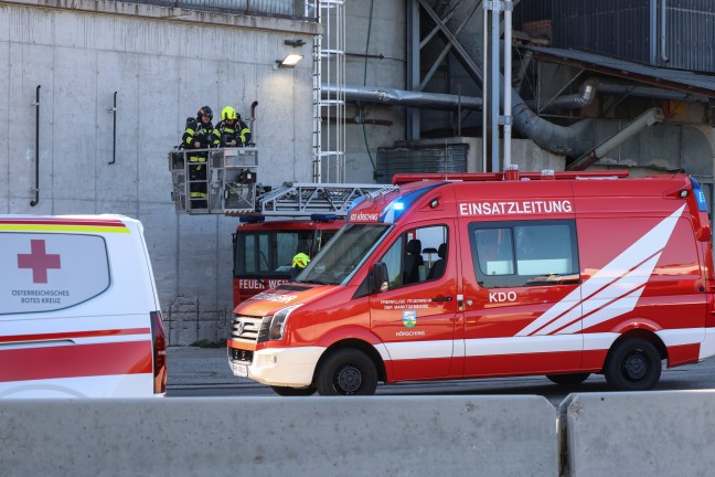 Silobrand: F�nf Feuerwehren bei Brand bei einem Unternehmen in H�rsching im Einsatz