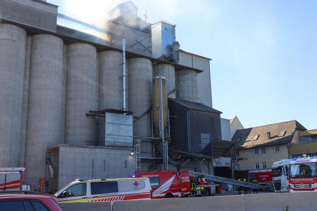 Silobrand: F�nf Feuerwehren bei Brand bei einem Unternehmen in H�rsching im Einsatz