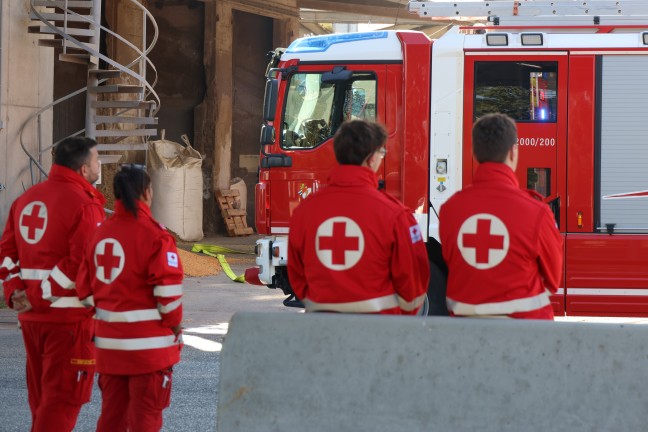 Silobrand: F�nf Feuerwehren bei Brand bei einem Unternehmen in H�rsching im Einsatz