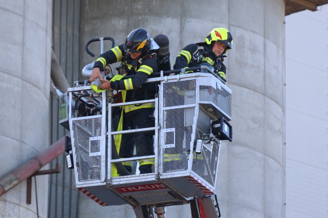 Silobrand: F�nf Feuerwehren bei Brand bei einem Unternehmen in H�rsching im Einsatz