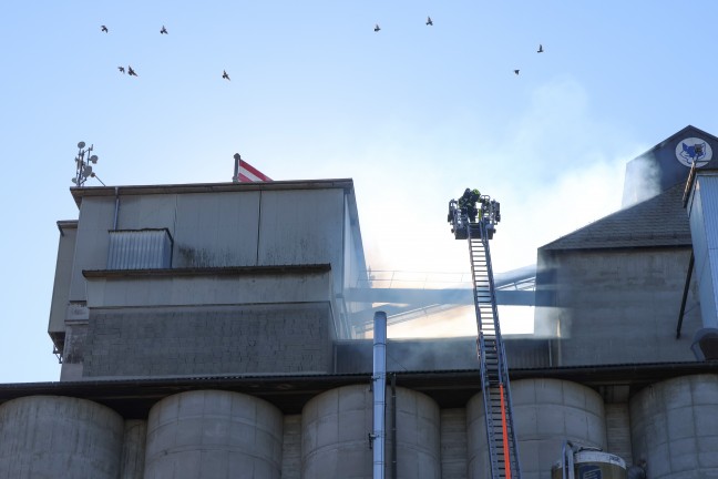 Silobrand: F�nf Feuerwehren bei Brand bei einem Unternehmen in H�rsching im Einsatz