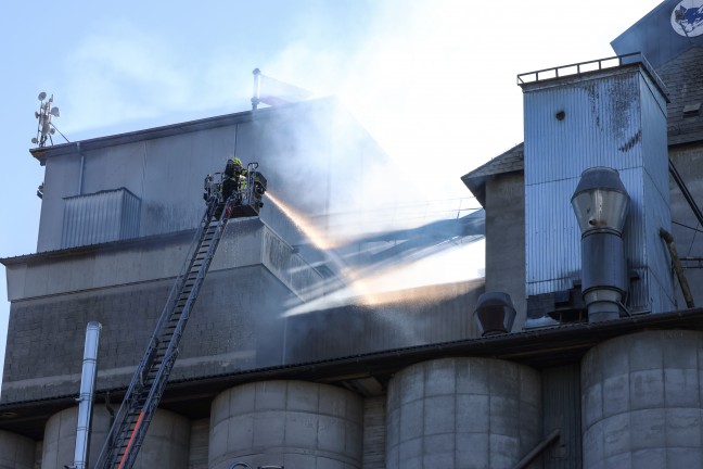 Silobrand: F�nf Feuerwehren bei Brand bei einem Unternehmen in H�rsching im Einsatz