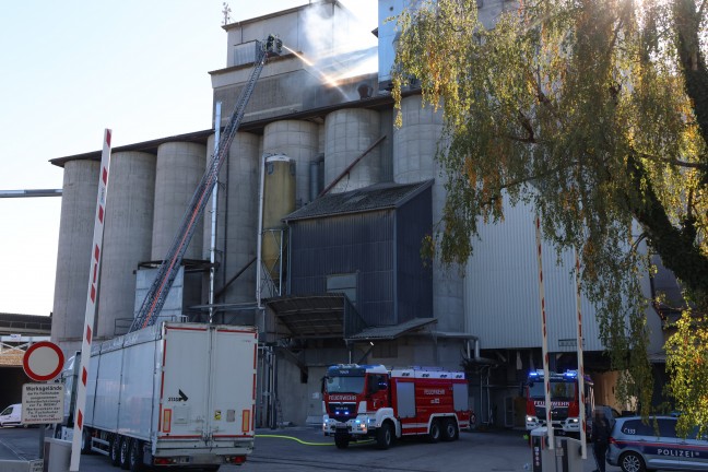 Silobrand: F�nf Feuerwehren bei Brand bei einem Unternehmen in H�rsching im Einsatz