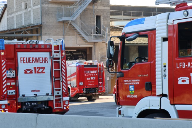 Silobrand: F�nf Feuerwehren bei Brand bei einem Unternehmen in H�rsching im Einsatz