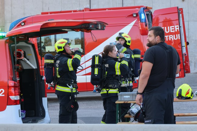 Silobrand: F�nf Feuerwehren bei Brand bei einem Unternehmen in H�rsching im Einsatz