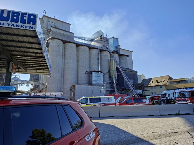 Silobrand: F�nf Feuerwehren bei Brand bei einem Unternehmen in H�rsching im Einsatz