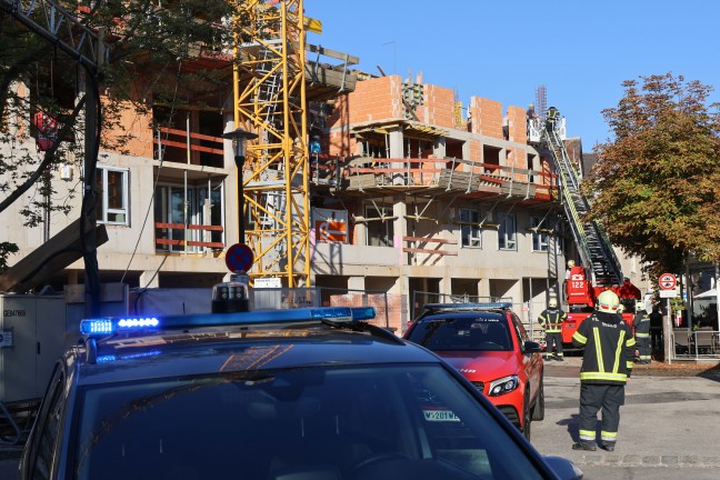 Personenrettung: Arbeiter mit gesundheitlichen Problemen von Baustelle in Wels-Innenstadt gerettet