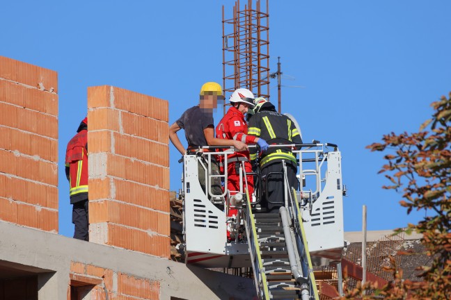 Personenrettung: Arbeiter mit gesundheitlichen Problemen von Baustelle in Wels-Innenstadt gerettet
