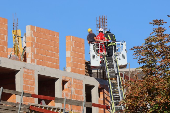 Personenrettung: Arbeiter mit gesundheitlichen Problemen von Baustelle in Wels-Innenstadt gerettet