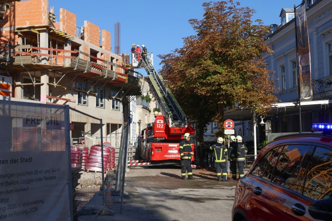 Personenrettung: Arbeiter mit gesundheitlichen Problemen von Baustelle in Wels-Innenstadt gerettet