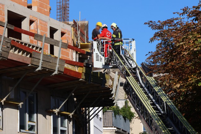 Personenrettung: Arbeiter mit gesundheitlichen Problemen von Baustelle in Wels-Innenstadt gerettet